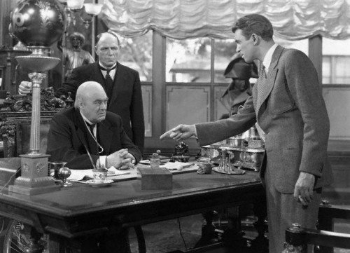 Lionel Barrymore e James Stewart in una scena del film
