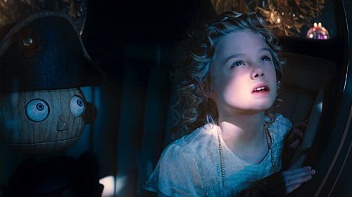 La piccola Mary (Elle Fanning) e lo schiaccianoci in una scena del film. 