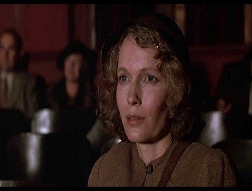 Ceclia (Mia Farrow) in una scena del film. 