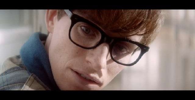 Il primo piano di Eddie Redmayne, che interpreta Stephen Hawking, quando viene informato della sua malattia degenerativa: non abbiamo musica ma solo un ronzio, come sott’acqua.