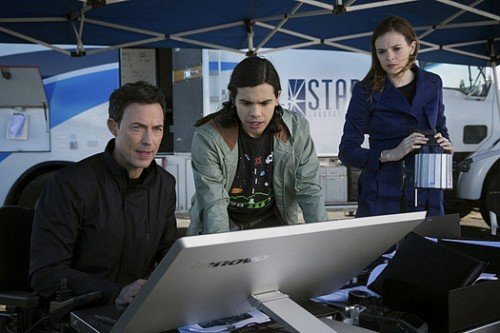 Tom Cavanagh, Carlos Valdes e Danielle Panabaker in una scena del pilot di "The Flash".