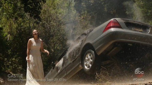 Stana Katic in una scena tratta dal primo episodio della settima stagione.