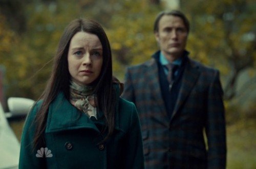 Kacey Rohl e Mads Mikkelsen in una scena della prima stagione di Hannibal.