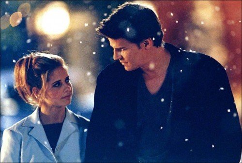 Buffy e Angel camminano sotto Sunnydale innevata nell'episodio 10 della stagione 3 "Amends".