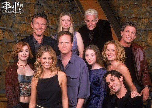 Joss Whedon con il cast di "Buffy The Vampire Slayer".