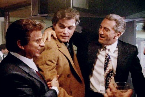 Joe Pesci, Ray Liotta e Robert De Niro in una scena del film quei Bravi ragazzi.