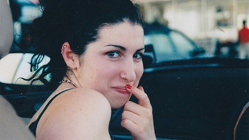 Amy in una foto presente nel documentario