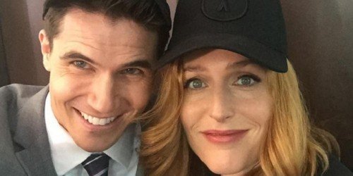 Robbie Amell e Gillian Anderson: insieme sul set di X-Files