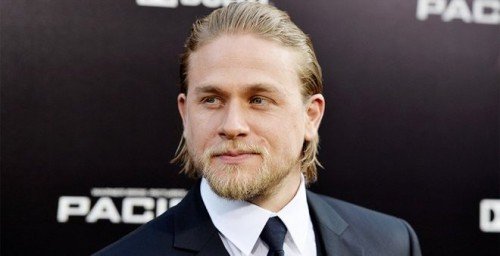 Re Artù: le prime foto ufficiali di Charlie Hunnam