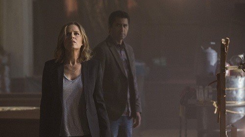 Kim Dickens (Madison) e Cliff Curtis (Travis) in una scena del pilot