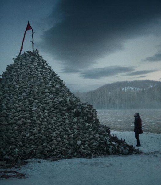 the-revenant-image-buffalo-skulls-leonardo-dicaprio-524x600