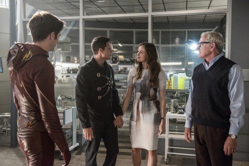 Grant Gustin, Robbie Amel, Danielle Panabaker e Victor Garber as Professor Stein nella premiere di The Flash.