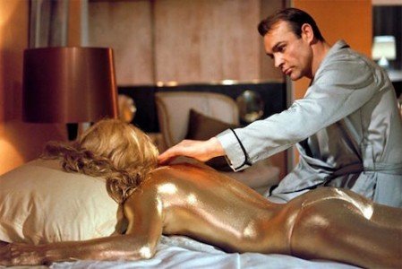 La celebre morte del personaggio di Shirley Eaton in Missione Goldfinger