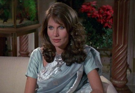 Maud Adams interpreta la prima Bond girl che dà il titolo a un film della saga: Octopussy