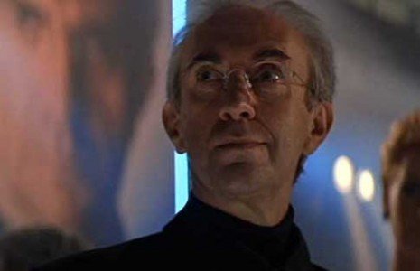 Jonathan Pryce interpreta Elliot Carver in Il domani non muore mai