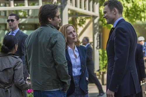 THE X-FILES: L-R: David Duchovny, Gillian Anderson and guest star Joel McHale. The next mind-bending chapter of THE X-FILES debuts with a special two-night event beginning Sunday, Jan. 24 (10:00-11:00 PM ET/7:00-8:00 PM PT), following the NFC CHAMPIONSHIP GAME, and continuing with its time period premiere on Monday, Jan. 25 (8:00-9:00 PM ET/PT). ©2016 Fox Broadcasting Co. Cr: Ed Araquel/FOX