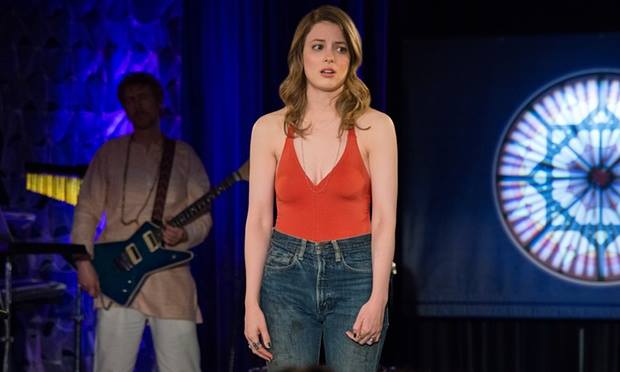 Gillian Jacobs è Mickey