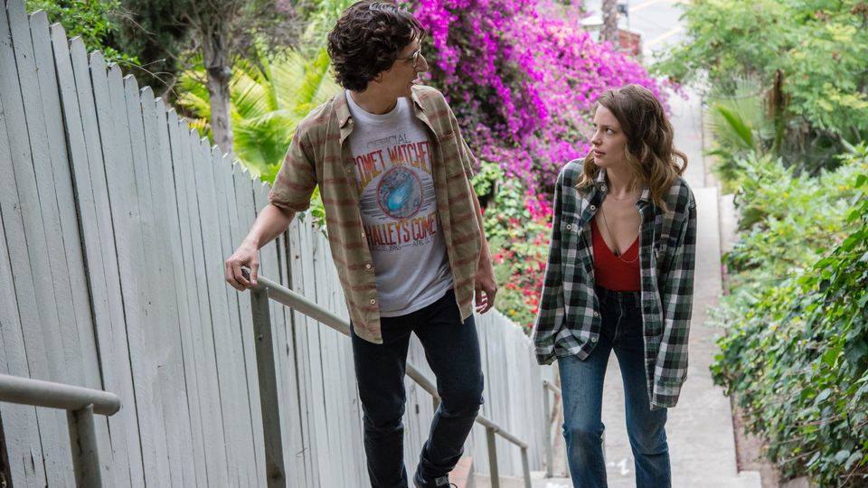 Paul Rust (Gus) e Gillian Jacobs (Mickey) in una scena del secondo episodio di Love.