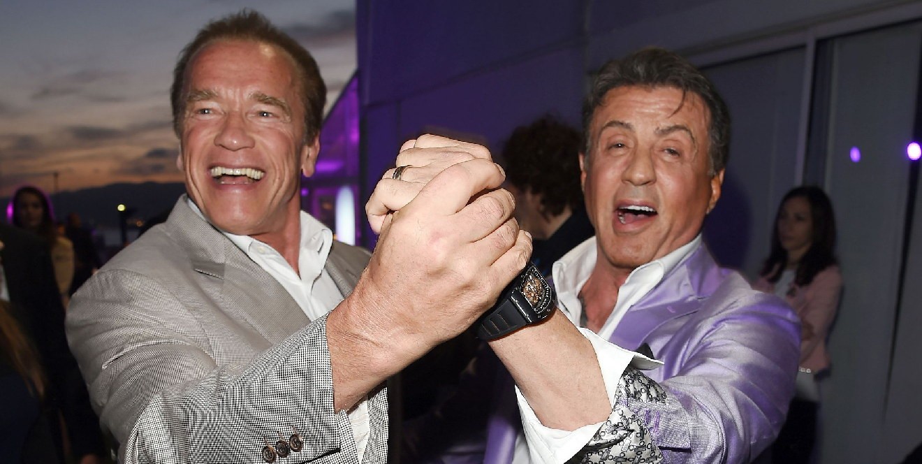 Arnold Schwarzenegger consola Sylvester Stallone dopo la sconfitta agli’Oscar 2016