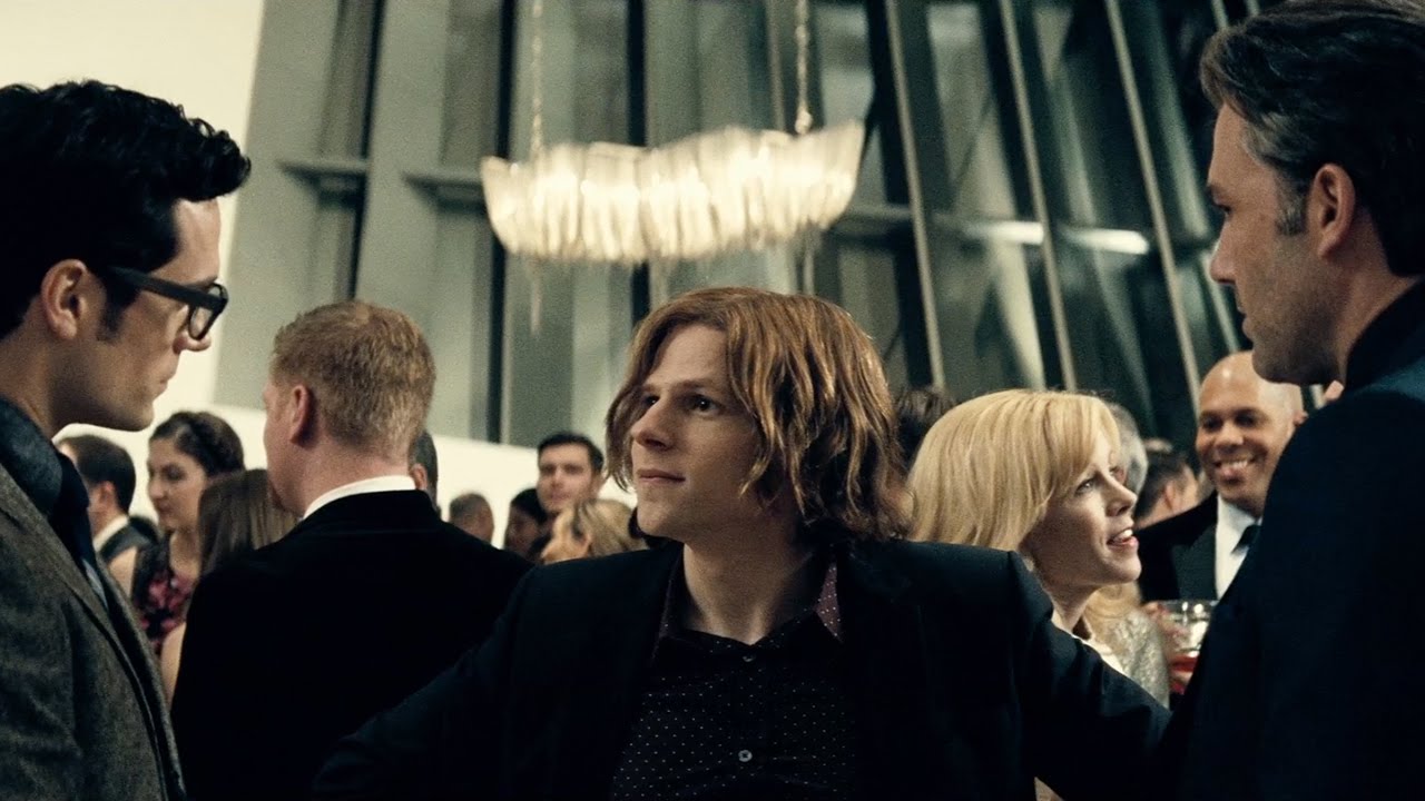 Batman v Superman: Lex Luthor parla dello scontro tra i due supereroi [CLIP]