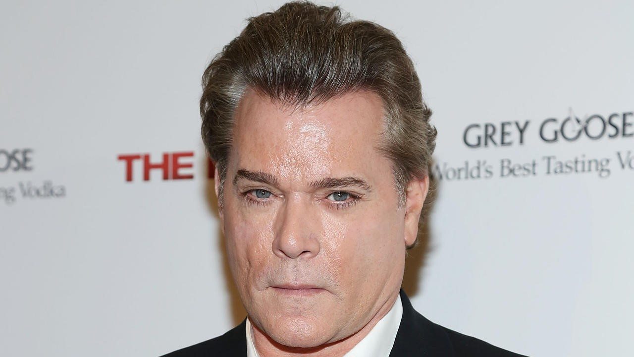 Ray Liotta: dall’orfanotrofio alla ricerca della madre biologica. Perché era “grato di essere stato adottato”