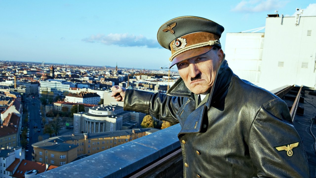 Lui è tornato: recensione del film sul ritorno di Hitler