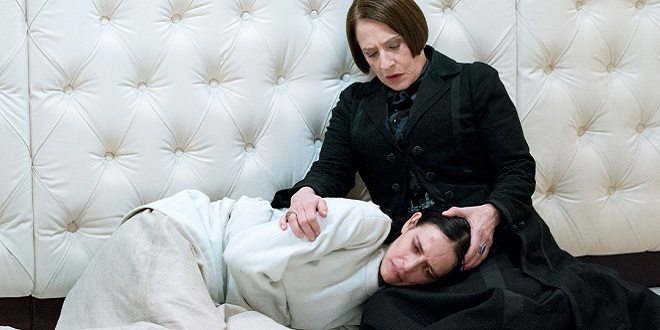 La dottoressa Seward e Vanessa Ives in una scena della terza stagione