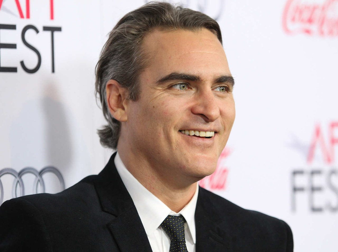 Joaquin Phoenix e quella cicatrice sul labbro che lo identifica: l’attore nacque con una labioschisi