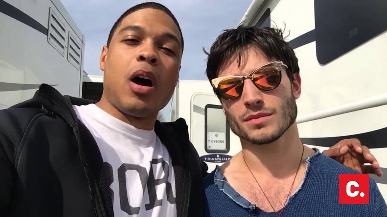 Ezra Miller e Ray Fisher in un video dal set di Justice League