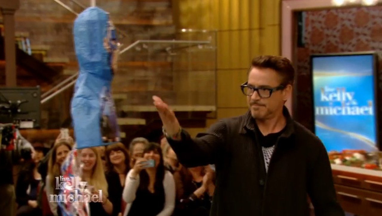 Robert Downey Jr. colpisce la Pinata di Captain America in un video