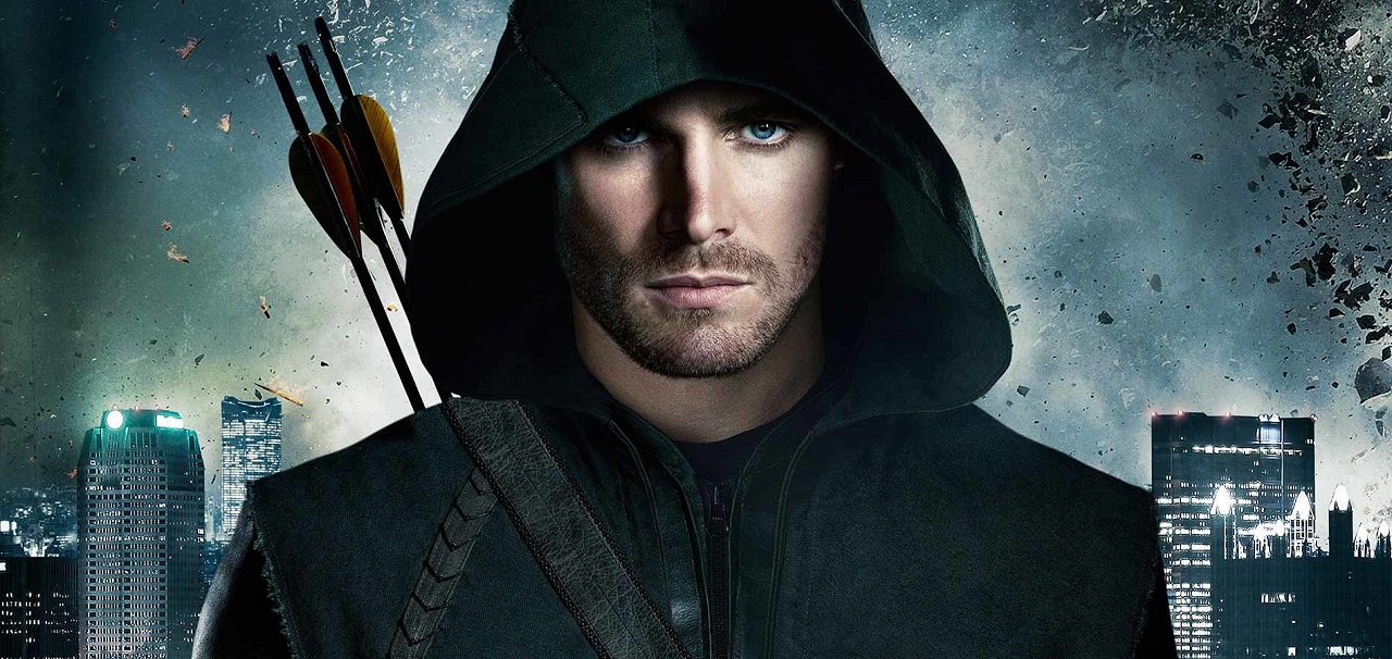 Stephen Amell: la star di Arrow celebra il crossover di 4 parti con una foto su Twitter