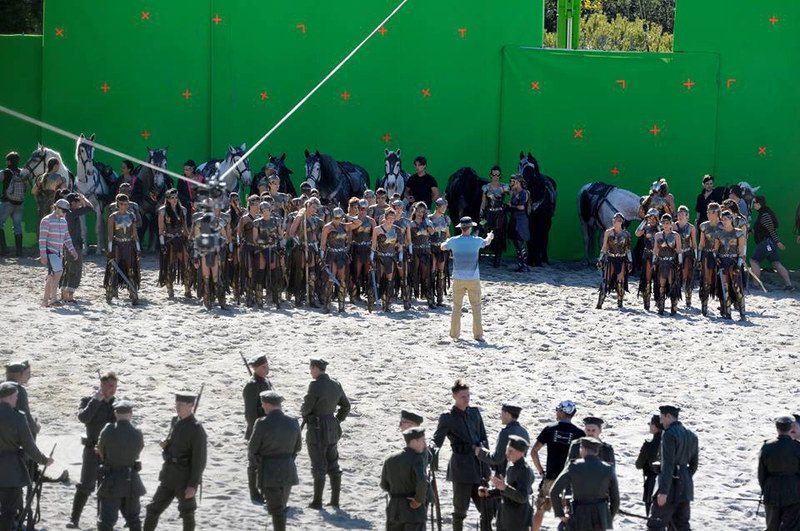 Wonder Woman: Samantha Jo nelle foto dal set