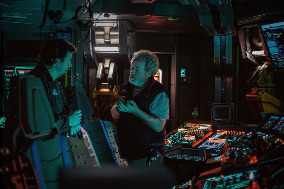 Danny McBride con Ridley Scott nella cabina di pilotaggio del set di Alien: Covenant