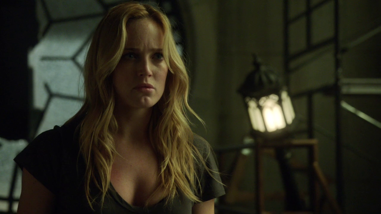 Caity Lotz: “Sara Lance potrebbe trovarsi una nuova ragazza”