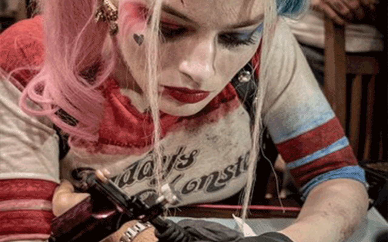 Margot Robbie e i tatuaggi di Harley Quinn in Suicide Squad