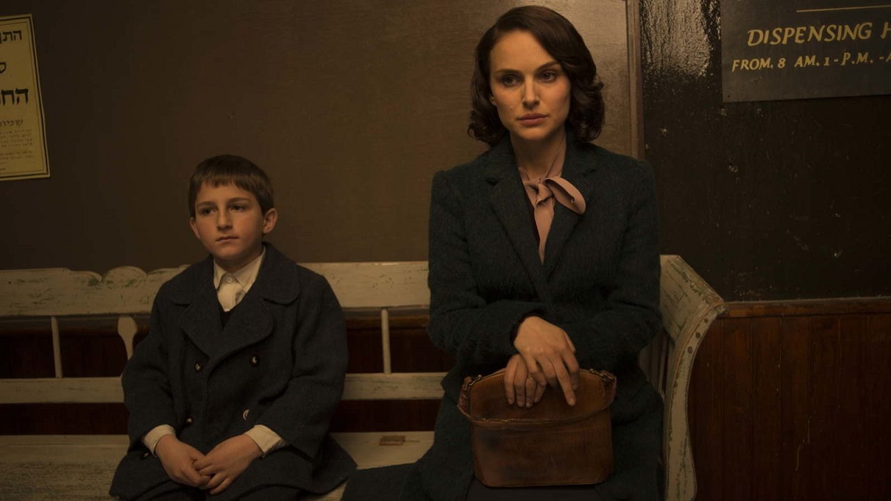 Una storia d’amore e di tenebra: Natalie Portman affronta la guerra nel nuovo trailer