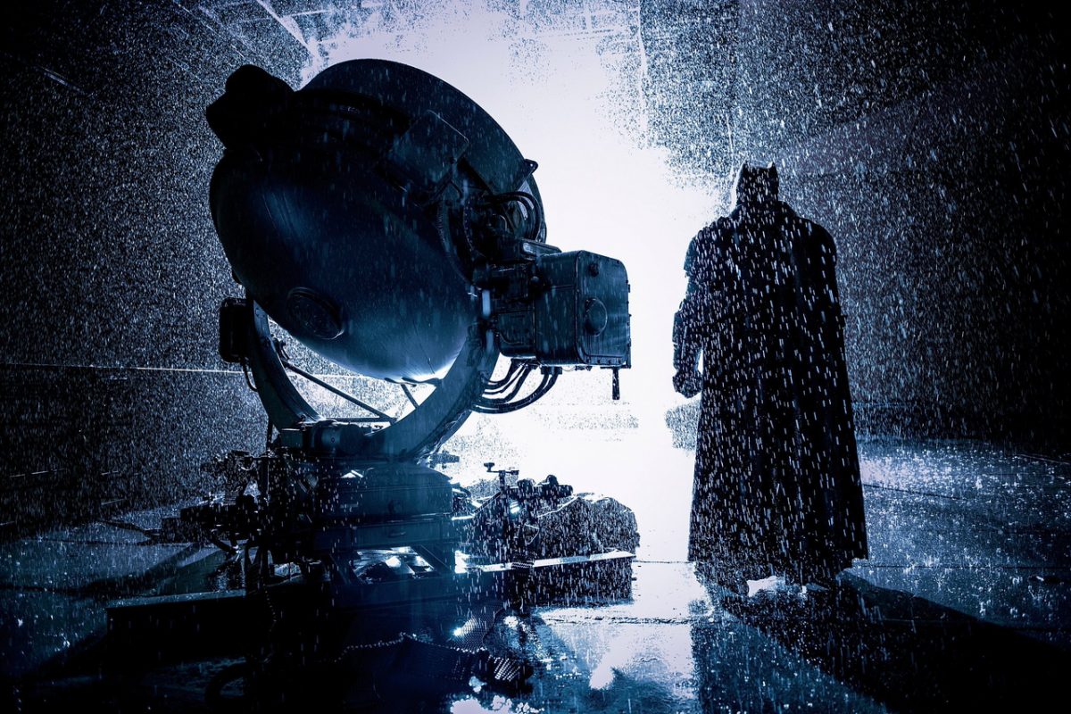 Batman v Superman: Clay Enos mostra Ben Affleck vicino al Bat-segnale