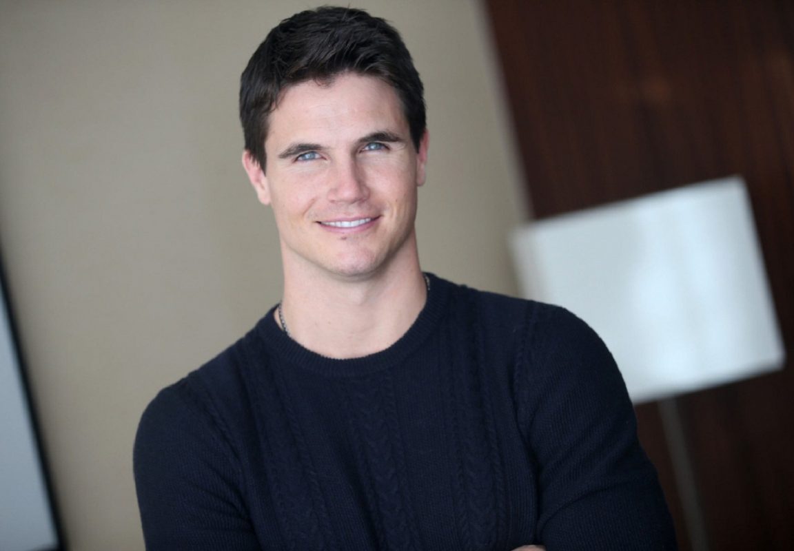 When We First Met: Robbie Amell nel cast insieme ad Adam Devine