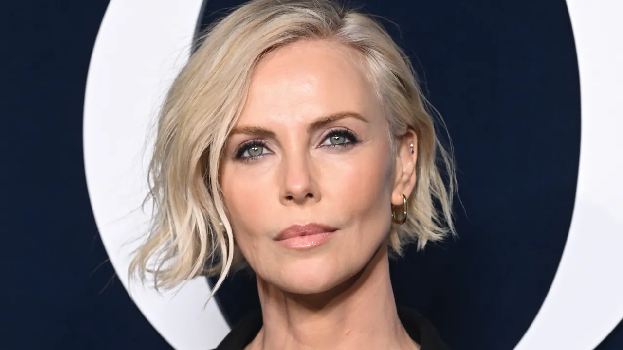 Charlize Theron senza inibizioni: “Ho fatto sesso con un 26enne ed è stato sorprendente”