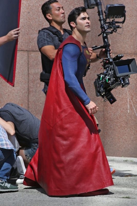 Supergirl 2: Tyler Hoechlin in Superman - Clark Kent nelle foto dal set