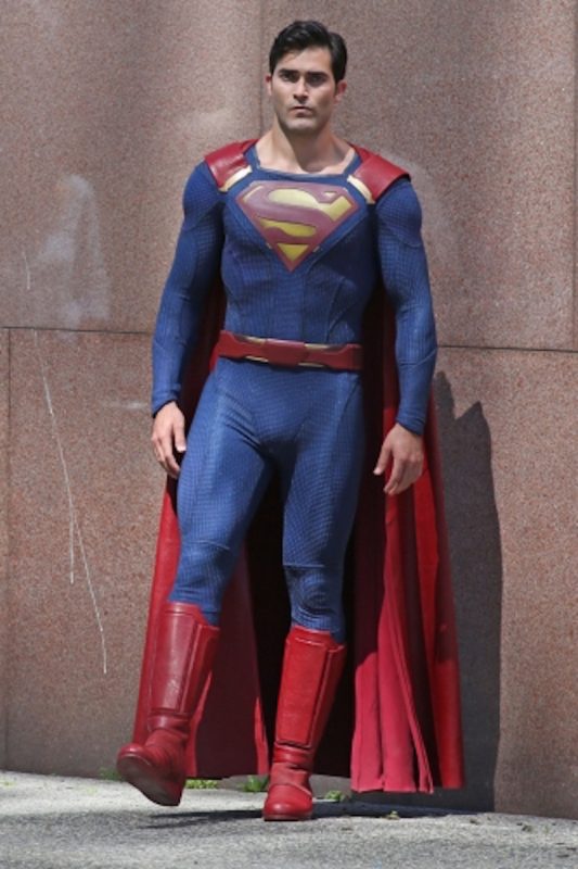 Supergirl 2: Tyler Hoechlin in Superman - Clark Kent nelle foto dal set