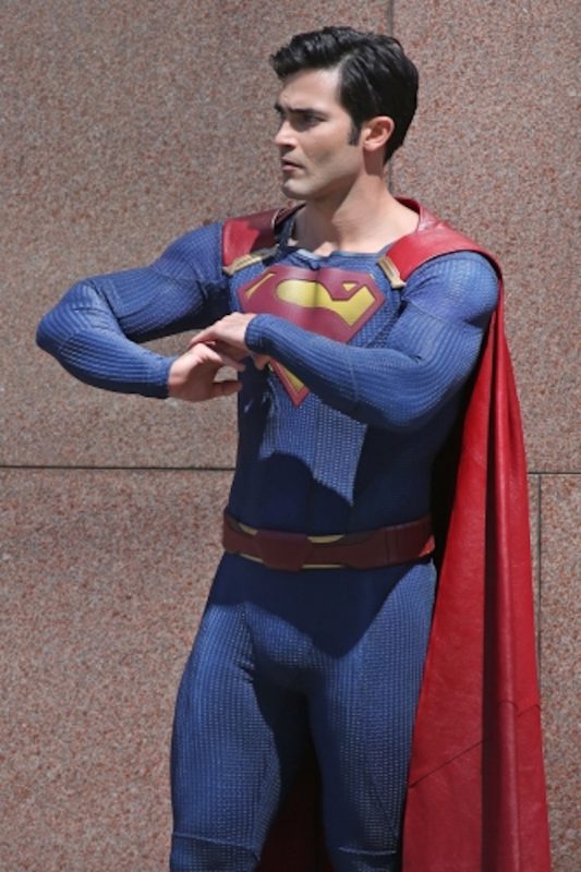 Supergirl 2: Tyler Hoechlin in Superman - Clark Kent nelle foto dal set