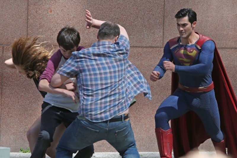 Supergirl 2: Tyler Hoechlin in Superman - Clark Kent nelle foto dal set