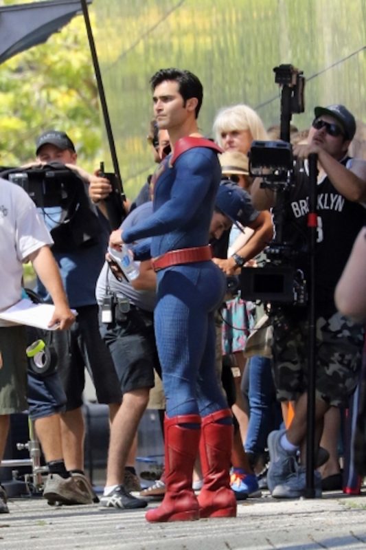 Supergirl 2: Tyler Hoechlin in Superman - Clark Kent nelle foto dal set