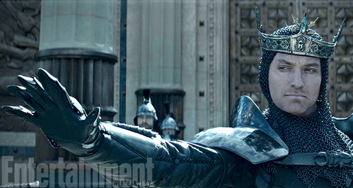 King Arthur: Jude Law è Vortigern nelle prime immagini del film di Guy Ritchie