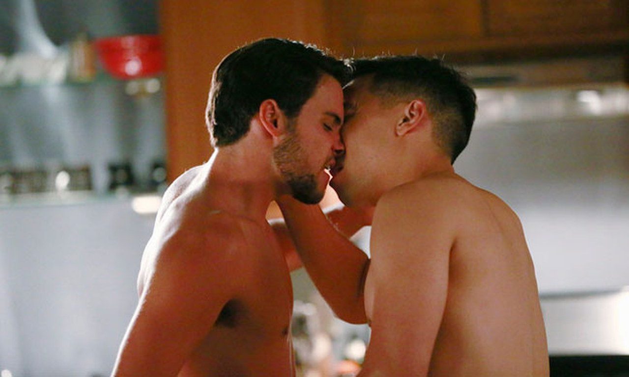 Le regole del delitto perfetto: Rai censura la scena gay tra Connor e Oliver