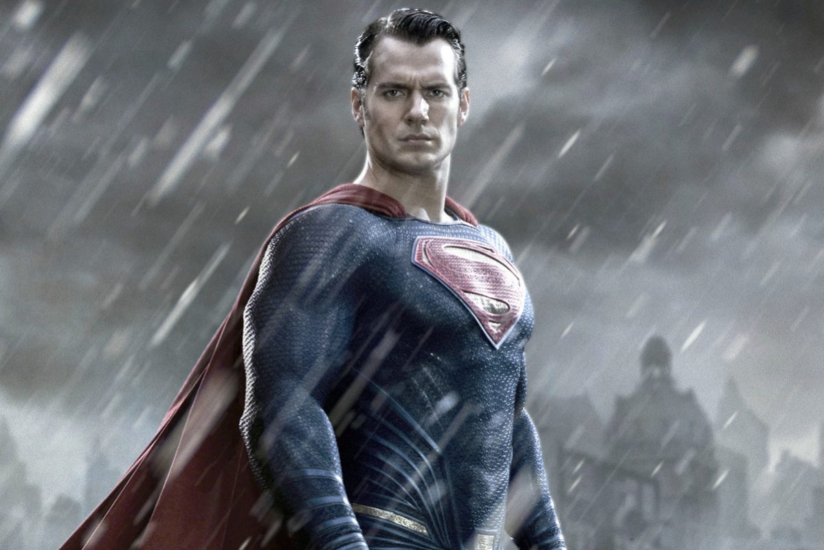 Superman: Henry Cavill sfodera l’iconico ricciolo in una foto sul set