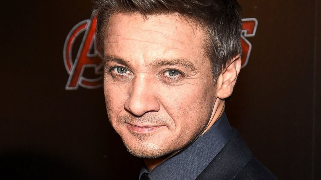 Jeremy Renner presenta il suo “DJ Sloth”, il bradipo nato durante la quarantena