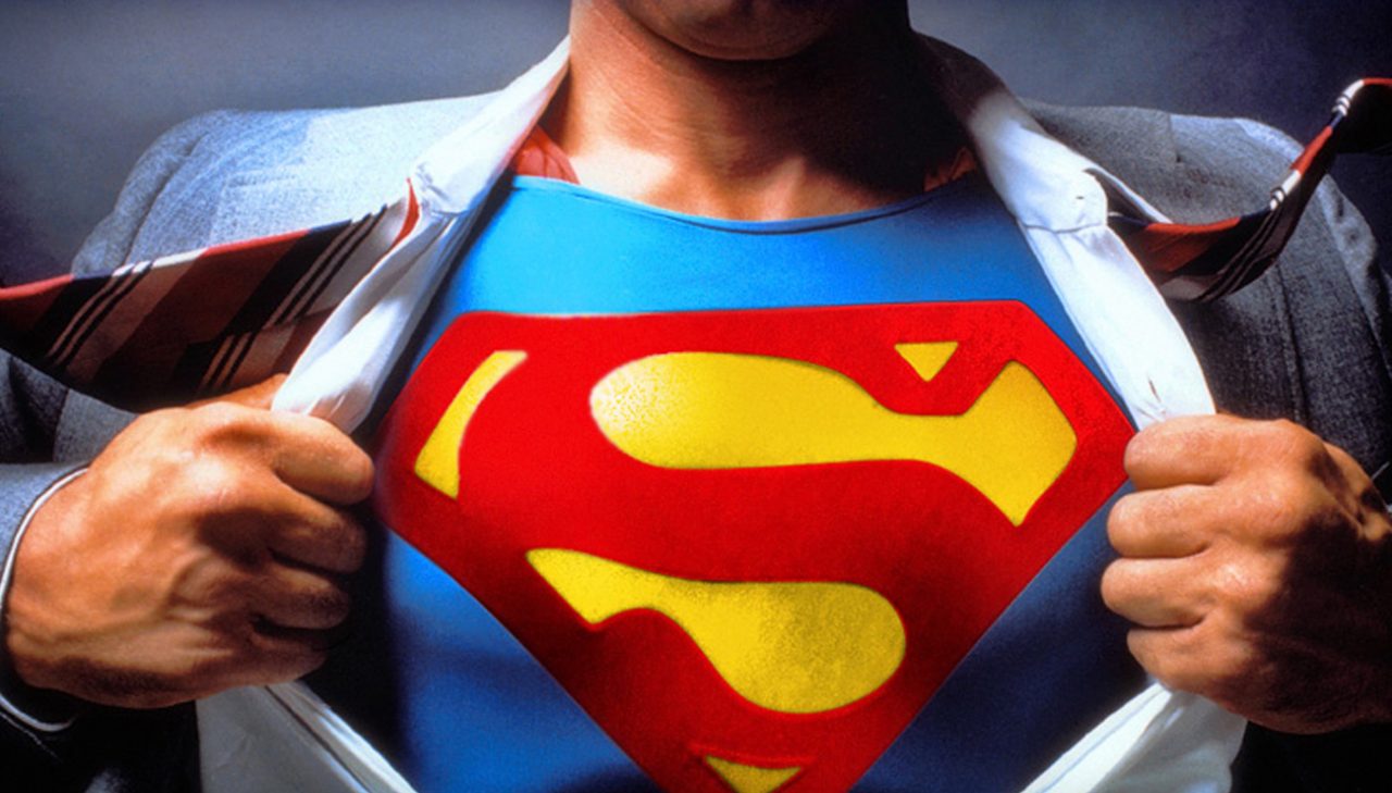 Supergirl 2 – Tyler Hoechlin ricrea un momento iconico di Superman sul set
