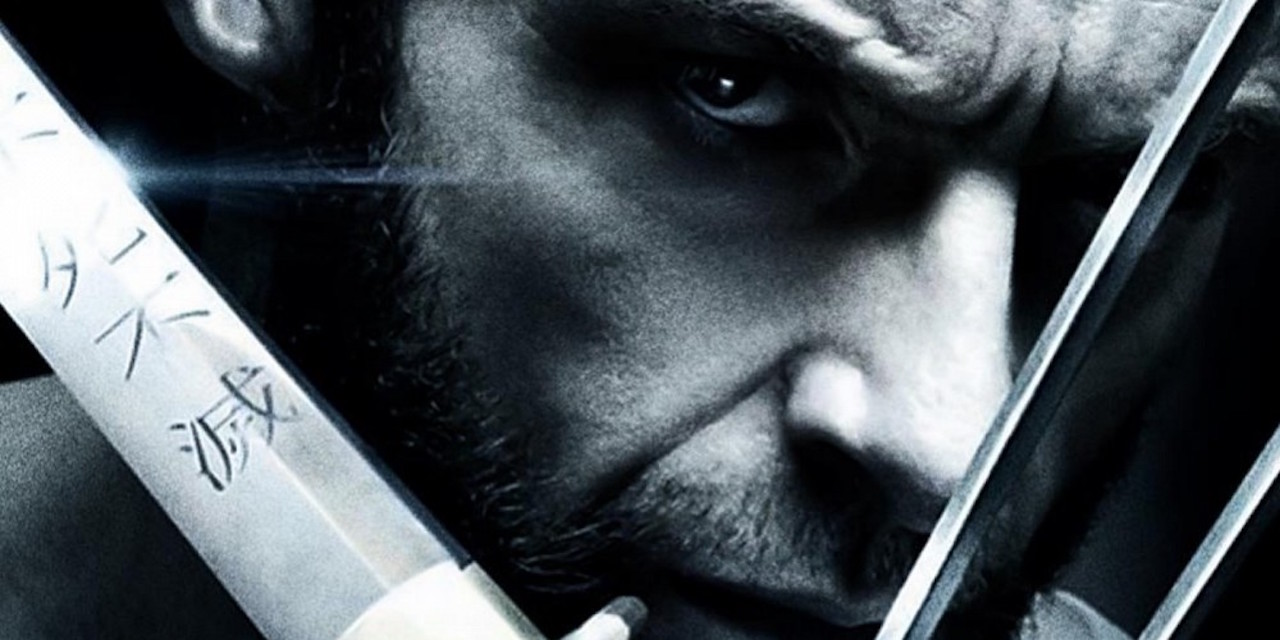 Hugh Jackman in posa accanto al poster di Logan [FOTO]